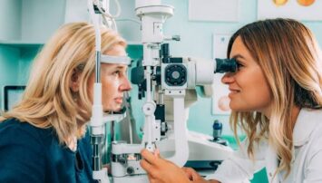 Mulher é presa por atuar ilegalmente como médica em clínica oftalmológica no DF